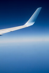 Fototapeta na wymiar Ausblick aus dem Flugzeug - Tragfläche