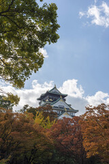 Fototapeta premium Donjon of Osaka-jo castle in autumn