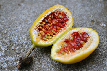 Marucuyá, fruta de la pasión cortada a la mitad