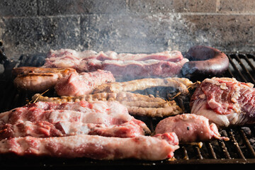 asado típico y tradicional argentino carne de vaca cerdo chinchulin morcilla chorizo costilla...