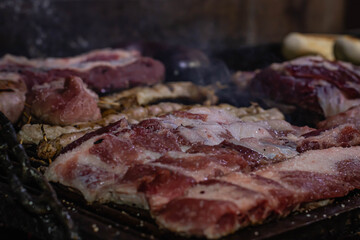 asado típico y tradicional argentino carne de vaca cerdo chinchulin morcilla chorizo costilla sobre parrilla a las brasas córdoba argentina