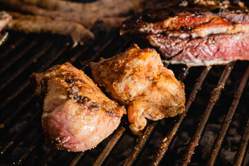 asado típico y tradicional argentino carne de vaca cerdo chinchulin morcilla chorizo costilla sobre parrilla a las brasas córdoba argentina