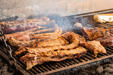 asado típico y tradicional argentino carne de vaca cerdo chinchulin morcilla chorizo costilla...