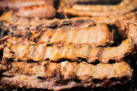 asado t&iacute;pico y tradicional argentino carne de vaca cerdo chinchulin morcilla chorizo costilla sobre parrilla a las brasas c&oacute;rdoba argentina