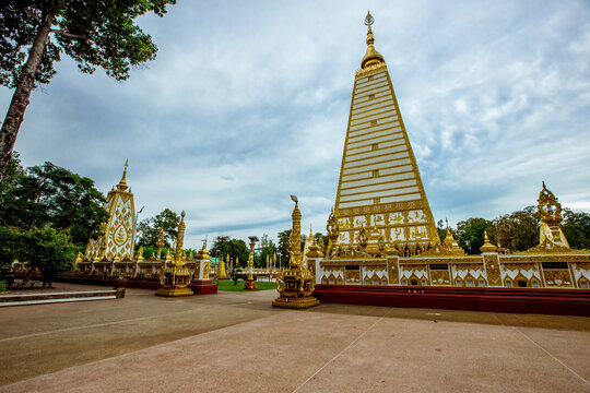 Landmark Wat Phra That Nong Bua is a Dhammyuttika temple, one of important temples in Ubon Ratchathani. The highlight of this place is Sri Maha Pho Chedi, in day time in thailand