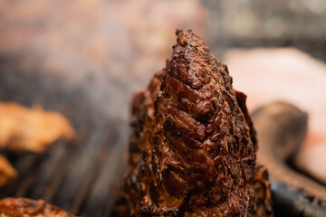 asado típico y tradicional argentino carne de vaca cerdo chinchulin morcilla chorizo costilla...