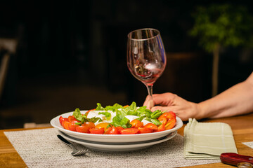 burrata en ensalada de tomates cherry y achicoria verde en fiesta familiar córdoba argentina