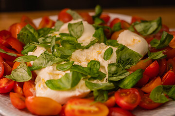 burrata en ensalada de tomates cherry y albahaca  verde en fiesta familiar córdoba argentina