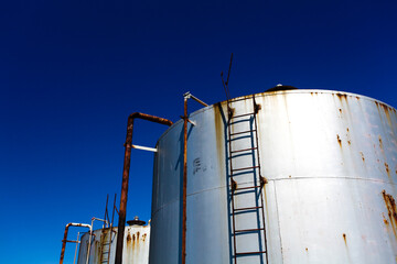 海辺のオイルタンク