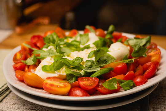 burrata en ensalada de tomates cherry y achicoria verde en fiesta familiar c&oacute;rdoba argentina