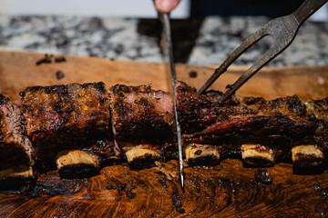 asado típico y tradicional argentino carne de vaca cerdo chinchulin  morcilla chorizo costilla...