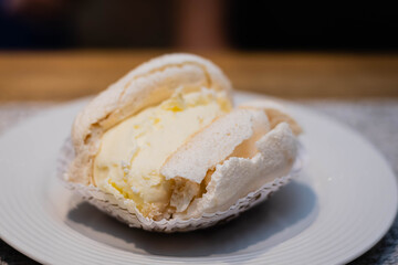 merengue de clara de huevo y vainilla con azúcar y crema chantilly postre típico y tradicional córdoba argentina
