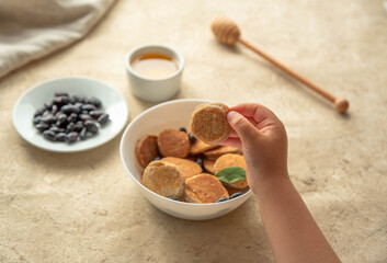 Mini pancakes with honey berries and honey. Tasty, healthy, beautiful.