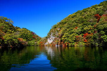 Fototapeta na wymiar 広島県帝釈峡　神竜湖の紅葉 