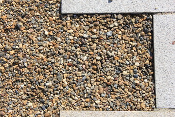 タイル状の石と砂利