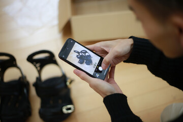 スノーボードパーツを撮影する男性