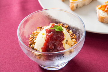 雑穀入りイチゴアイスクリーム