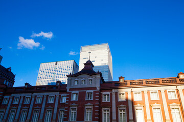 Fototapeta premium 東京駅舎丸の内口から見た八重洲口の高層ビル