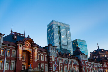 Fototapeta premium 夕暮れ時の東京駅丸の内口