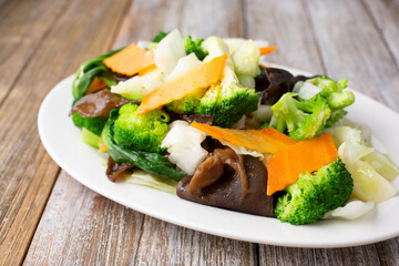 A view of a plate of steamed veggies.