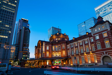 Obraz premium 夕暮れ時の東京駅丸の内口
