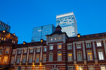 Fototapeta premium 夕暮れ時の東京駅丸の内口