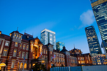 Obraz premium 夕暮れ時の東京駅丸の内口