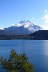 Naklejka na ściany i meble Lake Yamanaka and Mount Fuji in autumn