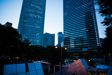 Plakat 夕暮れの新宿のオフィスビル群
