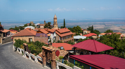 Obraz premium View on picturesque houses of the city of Sighnaghi. Beautiful retro old town. Old architecture charming atmosphere. Traditional houses in the old town.