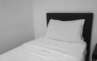 Fototapeta na wymiar White pillows and blanket on bed