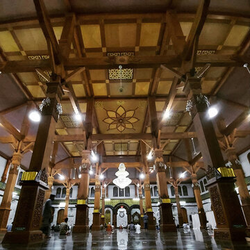 The atmosphere in the mosque before prayer