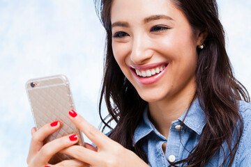 スマートフォンを見る女性