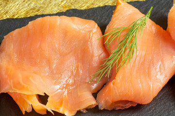 tranches de saumon fumé dans une assiette