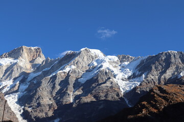 Fototapeta na wymiar landscape with snow on top of the mountains kedarnath Uttarakhand