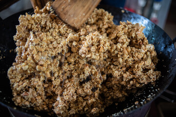 Process of making peanut candy in traditional Chinese pastries