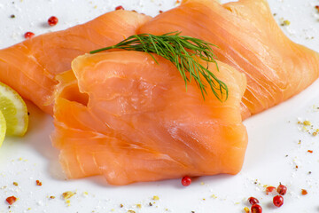 tranches de saumon fumé dans une assiette