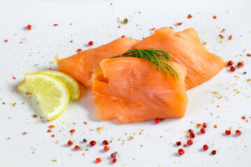 tranches de saumon fumé dans une assiette