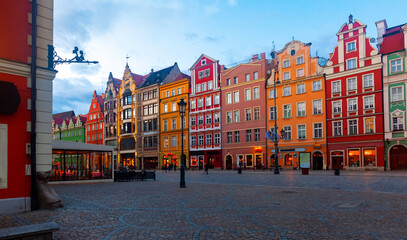 Fototapeta premium Scenic view of central Market Square of Wroclaw with traditional tenements at dusk
