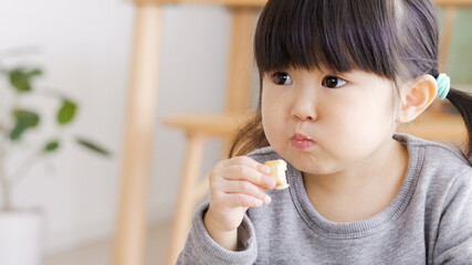 おやつを食べる子供