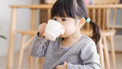 水分補給をする子供