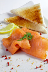 tranches de saumon fumé dans une assiette