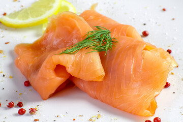 tranches de saumon fumé dans une assiette