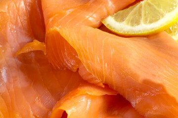 tranches de saumon fumé dans une assiette