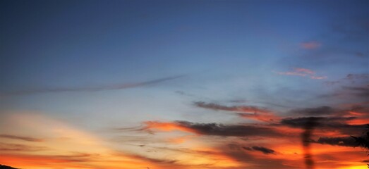 Obraz premium Background of the sky at sunset the sky is blue decorated with golden light forming a shadow that can create varieties stories