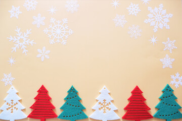 Christmas trees backgrounded crystal of snows. white Christmas flat layout. 雪の結晶を背景にしたクリスマスツリー、ホワイトクリスマス