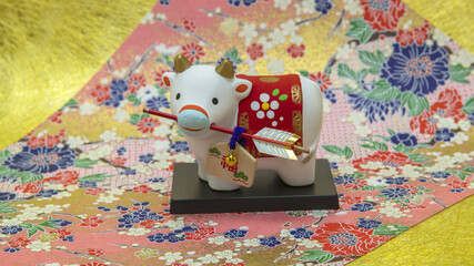 Fototapeta premium 正月 干支 破魔矢をくわえる牛置物