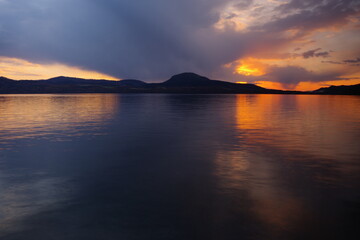 カルデラ湖の上にドラマチックな曇り空が広がる。屈斜路湖、北海道、日本。