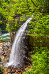 新緑の龍王峡　虹見の滝
