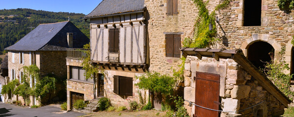 Panoramique vieilles maisons en pierres de Najac (12270), Aveyron en Occitanie, France